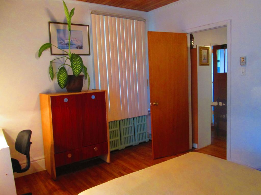 Retro 3-Bedroom Apt By Metro Station - 32 Nights Or More Only Laval Bagian luar foto